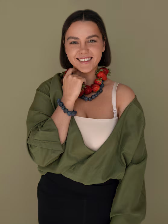 files/retrato-mujer-collar-bayas_23-2150539809.avif